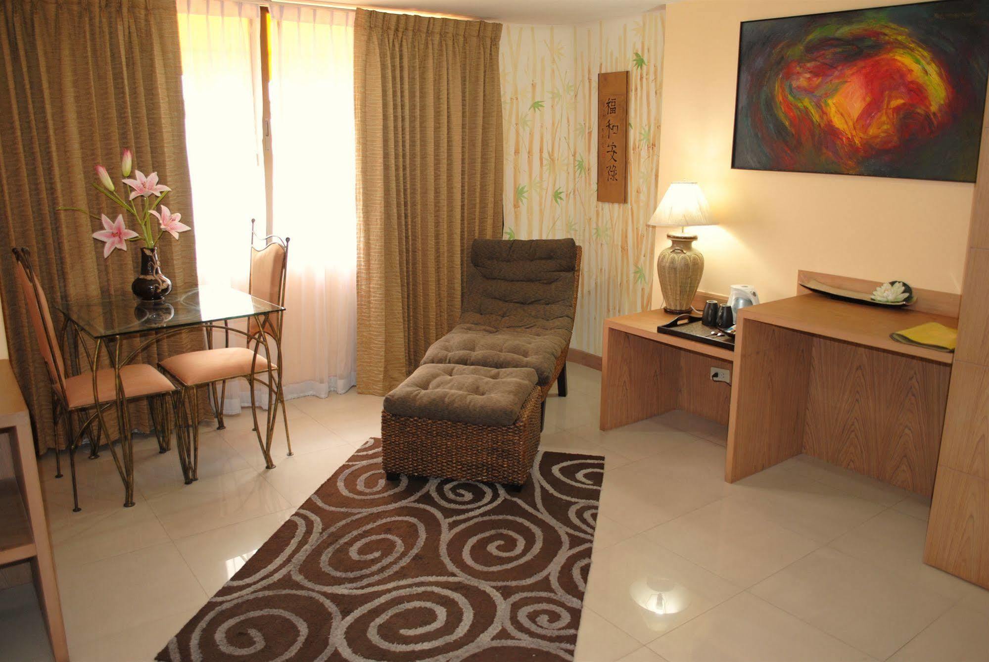 Pasadena Lodge Pattaya Extérieur photo